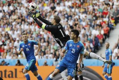 Германският страж Мануел Нойер в мача срещу Словакия