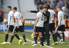 Германският селекционер Йоаким Льов дава наставления на Томас Мюлер в мача срещу Словакия
