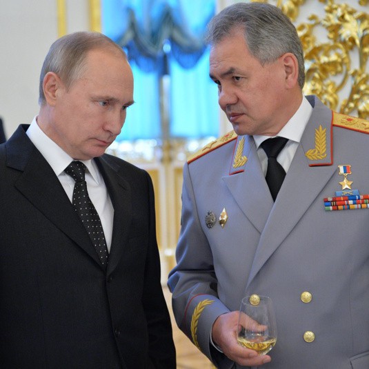 Владимир Путин и Сергей Шойгу на среща с курсанти на военни академии