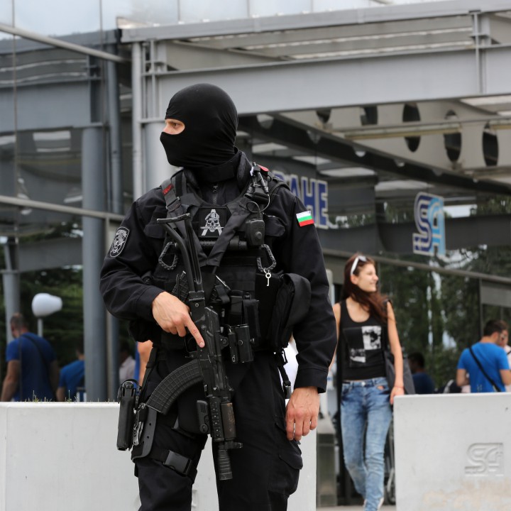 Тежковъоръжени и маскирани униформени са разположени на столичното летище