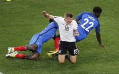 Тони Кроос пада във френското наказателно поле, но не последва дузпа