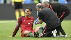 Португалските лекари оказват медицинска помощ на Роналдо във финала срещу Франция