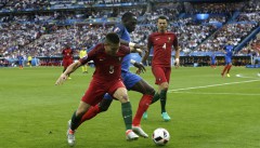 Рафаел Герео и Муса Сисоко в борба за топката по време на финала на Евро 2016