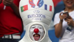 Колоритен фен преди финала между Португалия и Франция