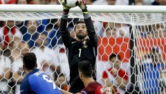Португалският страж Руи Патрисио лови топката пред вратата си във финала срещу Франция