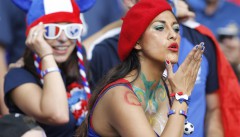 Френски фенки в очакване на финала на Евро 2016 срещу Португалия