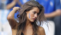 Френска фенка в очакване на финала на Евро 2016 срещу Португалия