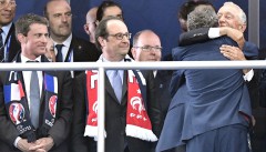 Премиерът и президентът на Франция Манюел Валс и Франсоа Оланд гледат как португалският президент Марсело де Соуса прегръща трен