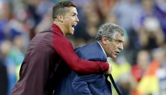 Контузеният Роналдо се радва заедно с треньора си Фернандо Сантош на победата във финала на Евро 2016