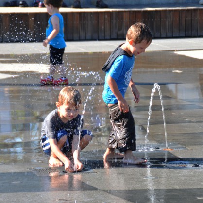 Деца намериха прохлада във фонтан в Бургас