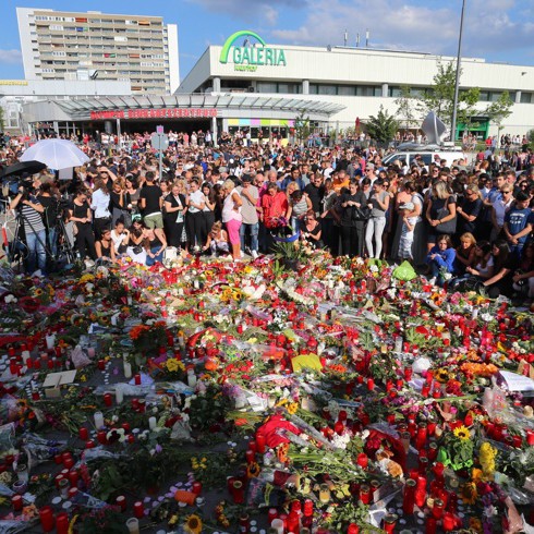 Мюнхен оплаква жертвите на стрелбата пред Олимпия мол