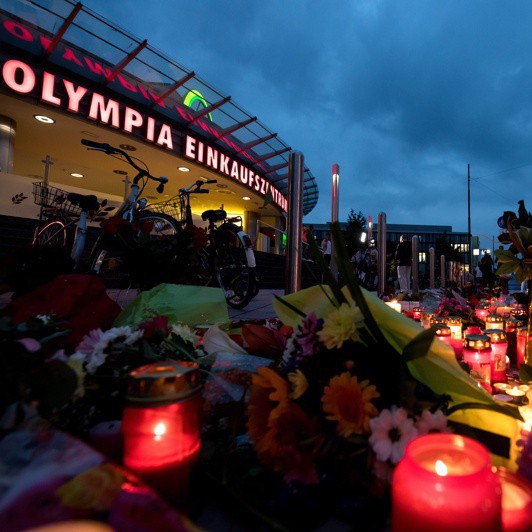 Цветя и свещи пред Олимпия мол за жертвите в Мюнхен