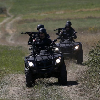 Сръбски гранични служители патрулират на границата с България, недалеч от Връшка чука