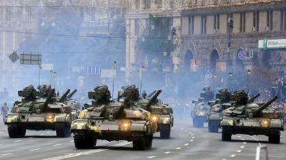 В парада участваха близо 200 единици военна техника