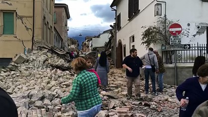 Земетресението е причинило сериозни щети в редица градове и села