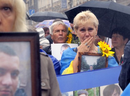 Украйна празнува 25 г. независимост със сълзи на очи...