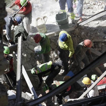 Спасителите търсят оцелели сред развалините в Акумоли