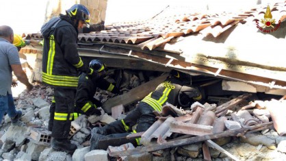 Пожарникари търсят оцелели сред отломките на рухнала сграда в Аматриче