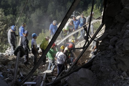 Спасителите търсят оцелели сред развалините в Акумоли