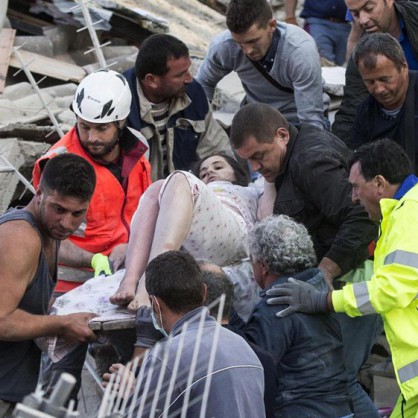 Спасителни действия в Аматриче след земетресението в Централна Италия