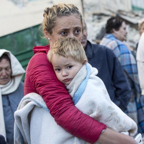 Майка прегръща сина си в Аматриче след разрушителния трус в Централна Италия