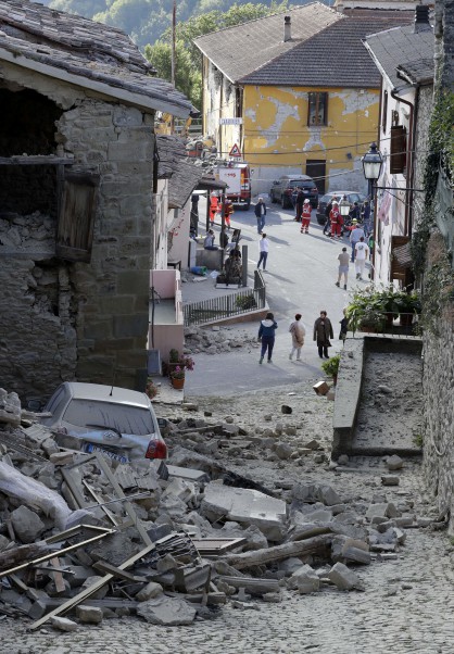 Сринати сгради в Акумоли след земетресението в Централна Италия