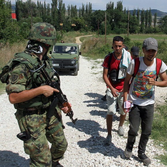 Полицията и армията на Сърбия пазят границата от бежанци
