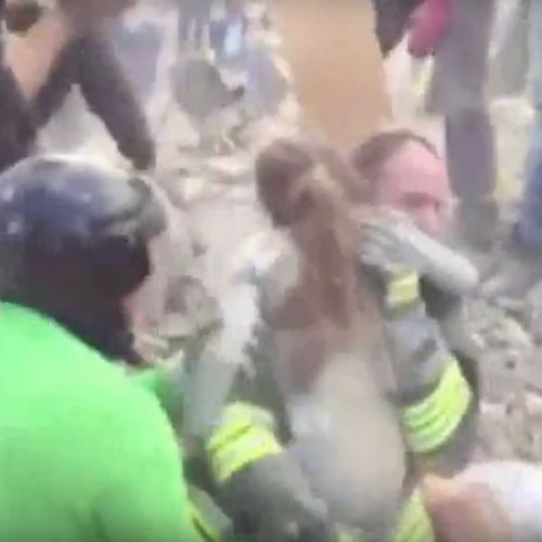Момиченце обаче беше извадено живо от развалините в Италия