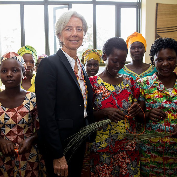 Шефката на МВФ Кристин Лагард в Руанда, където дамите се оказват сред най-еманципираните в света