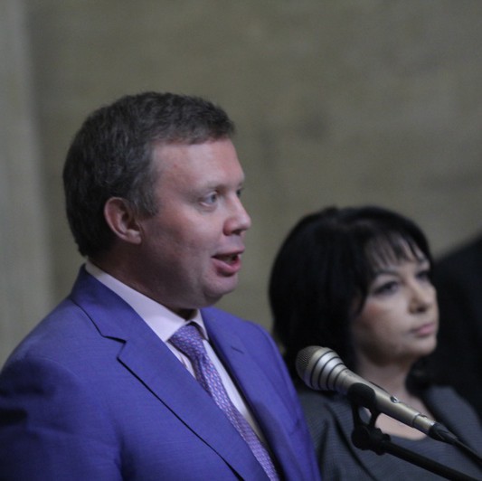 Енергийният министър Теменужка Петкова и представителят на ”Росатом” Кирил Комаров след важния подпис за изплащане на сумите