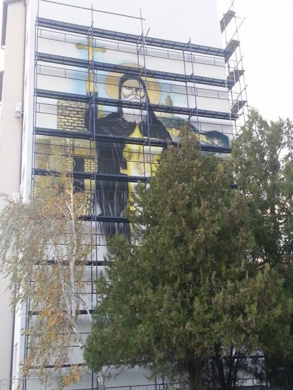 18-метров Патриарх Евтимий украси саниран блок в Димитровград