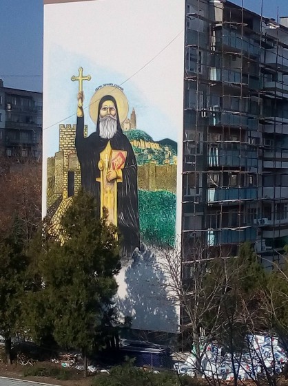 18-метров Патриарх Евтимий украси саниран блок в Димитровград