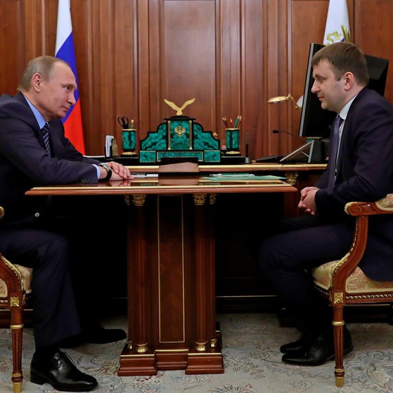 Владимир Путин беседва с министър Максим Орешкин в Кремъл