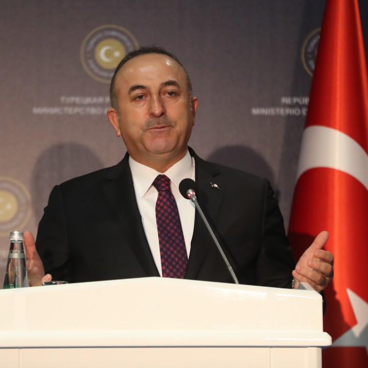 Турският външен министър Мевлют Чавушоглу критикува журналист заради въпрос по казуса