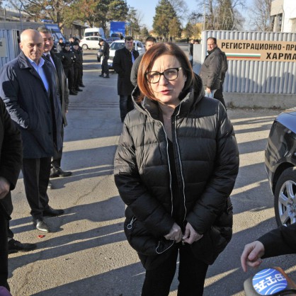 Министърът на вътрешните работи в оставка Румяна Бъчварова посети лагера в Харманли