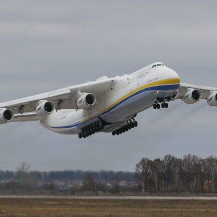 Товарният самолет Ан-225 ”Мрия” е гордост на украинските самолетостроители