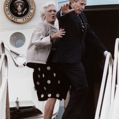 Джордж Буш настъпра Барбара Буш при качването на самолет през 1989 г.