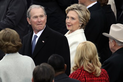 Хилъри Клинтън застана до Джордж Буш