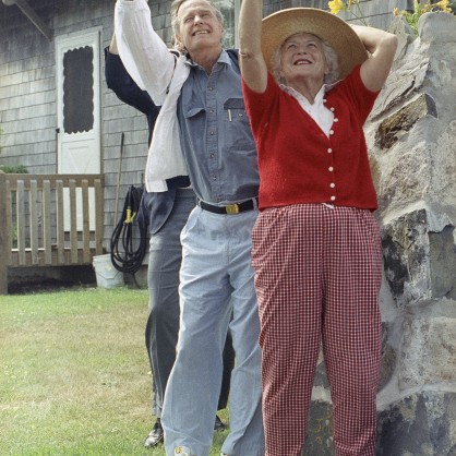 Джордж и Барбара Буш махат за довиждане на самолета на японския премиер през 1991 г.