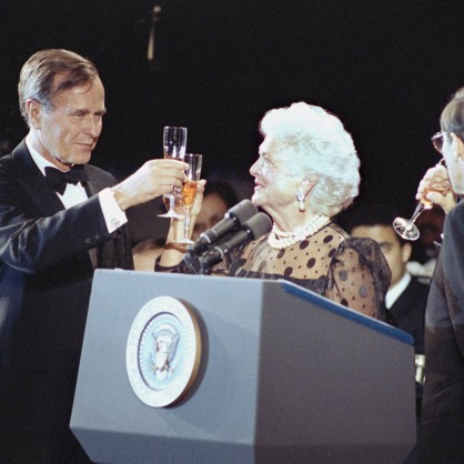 Джордж и Барбара Буш на тържество за 100 г. на вестник 