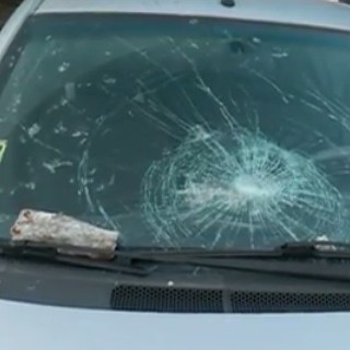 Парче от мост падна върху кола в София