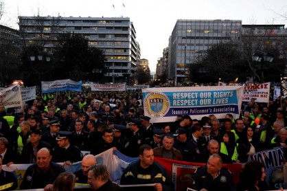 Полицаи, пожарникари и брегова охрана протестират в Атина