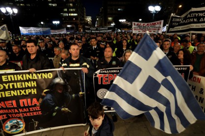 Полицаи, пожарникари и брегова охрана протестират в Атина
