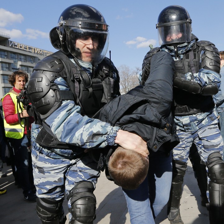 Полиция арестува протестиращ в Москва