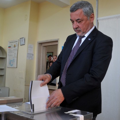 Лидерът на НФСБ Валери Симеонов гласува в Бургас