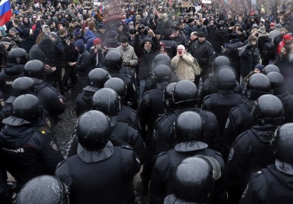 Полиция възпира протестиращи в центъра на Санкт Петербург