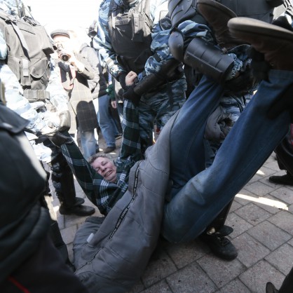 Над сто души са задържани от руските сили на реда по време на неразрешения протест в центъра на Москва