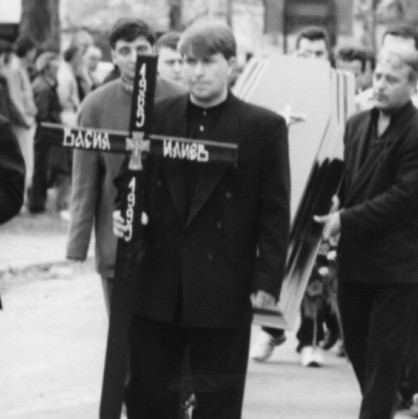 Димитър Димитров-Маймуняка (вдясно) носи единия кръст на Васил Илиев