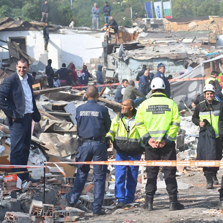 Полицията следи за обществения ред в района на събарянето на постройките