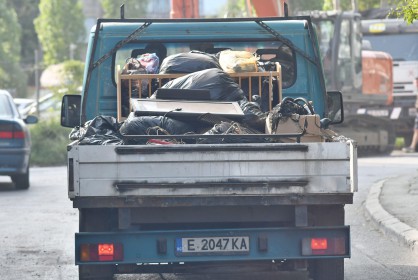 Роми изнасят покъщнината си и я товарят на малки камиони